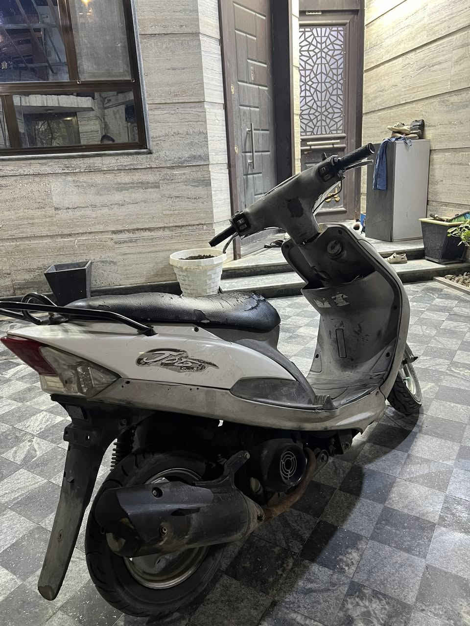 سلام عليكم شباب دراجة ماكس منغولي شباب دراجة تشغتل وتمشي بيهة فقط نواقص جانت متروكة وقبل فترة شغلتهة ابيعلك كوم حديد وكفلهة من السرقة سعر 275 لتواصل ‭
***********
