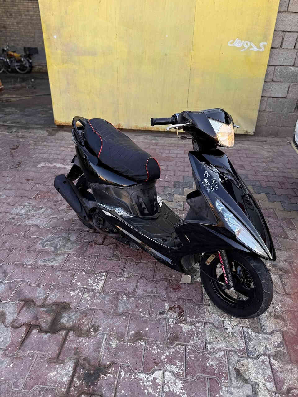 السلام عليكم 
دراجه ماكس مظلع ياباني للبيع 
مكفوله الدراجه ما مفتوحه المكينه بلاد بس بيه خيط تدخين قليل كلش تخم تاير كلجات الاصلي سلف 55 كفرات البلاديه موجوده ابيض 
الدراجه ختم واحد وي المكينه 
للستفسار وتساب ***********
