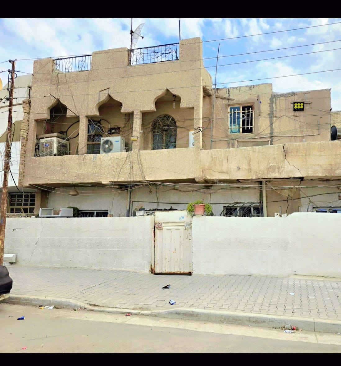السلام عليكم ورحمة الله وبركاته..
بيت للبيع الغزالية شارع الضغط نهاية شارع عسل مساحة 103 م الواجهة 10 م على الشارع التجاري ونزال 10 ..البيت مسلح..
السعر ١٨٠ قابل للتفاوض ..
التواصل ***********  واتس اب ..
