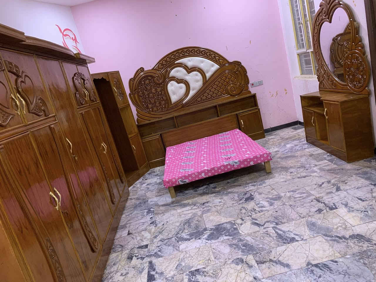 من رخصت مدير محترم غرفه نوم خمسه ملحق بعده جديده استعمال شهرين ضهر جرجوبه السعر 400 + 
نص تخم قنفات بعده جديد ايضا السعر 175 رقم هاتف *********** بغداد مكلفه بالنشر اتصال عل رقم فقط السبب البيع انتقال الى مكان اخر

