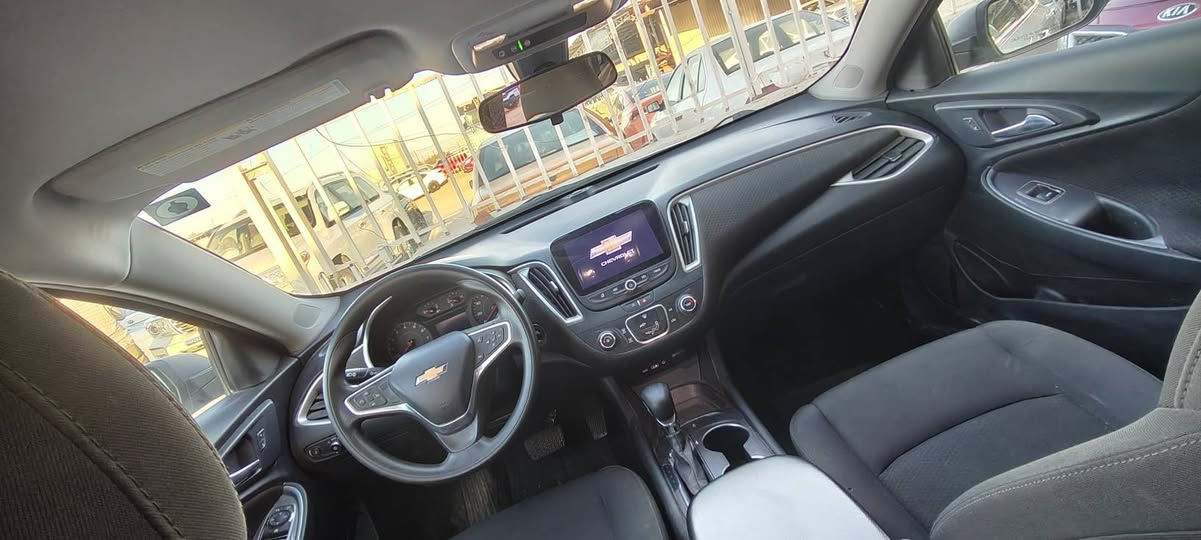 شوفر ليت ماليبو موديل 22 معوقين قادسيه وكاله عامه باسم المشتري *
محرك 4 سلندر حجم 1500 تيربو *
شاشه كبيره كار بلي *
كامره خلفيه دواره *
فول تحكم ستيرن *
بصمه بيبان وتشغيل *
رادار امامي *
قياده اليه *
تحديد مسار للأمام *
ويل كب حجم 16 كروم 
بك لايت لد *
سياره جديده حادثها موضح بالصور بدون دواخل ويرباك سعرها 125 وبيها مجال مكانها الديوانيه للاستفسار الاتصال ‏‪0782 906 2345‬‏
