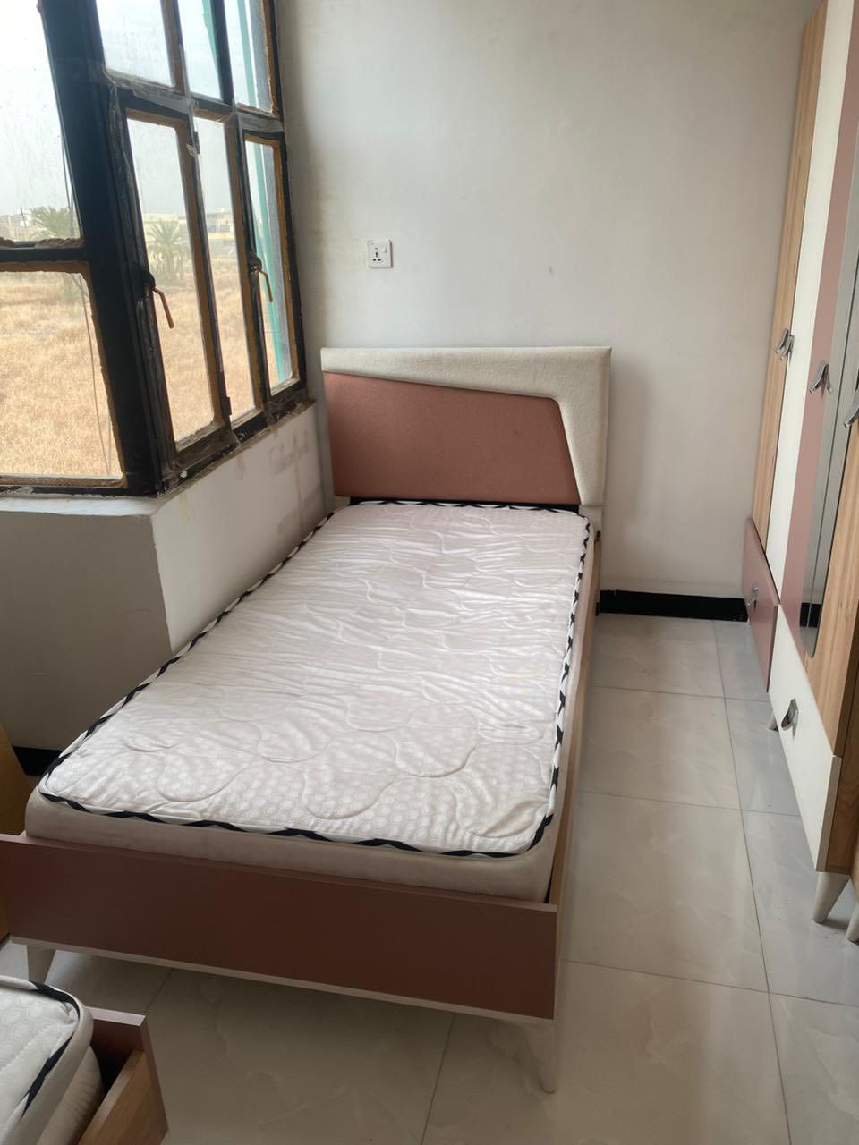 غرفة للبيع بغداد الدورة استعمال قليل جدا حوال الشهرين بس 5 قطع و المكتبة مالته ما مفتوحه بعد السعر 450 وبيه مجال 
للتواصل ***********
