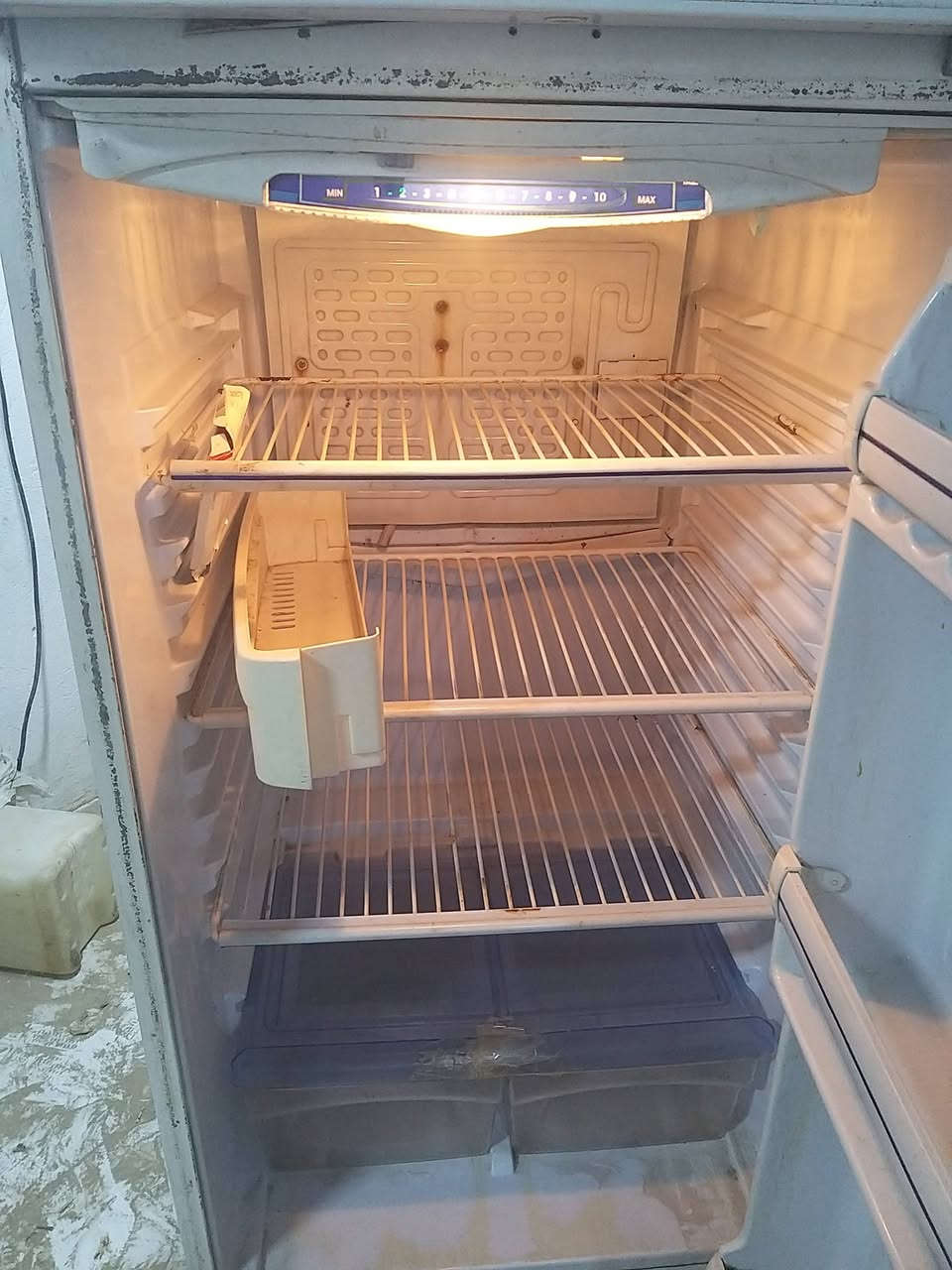 للبيع ثلاجه نظيفه تجميد فول للاستفسار  ***********
