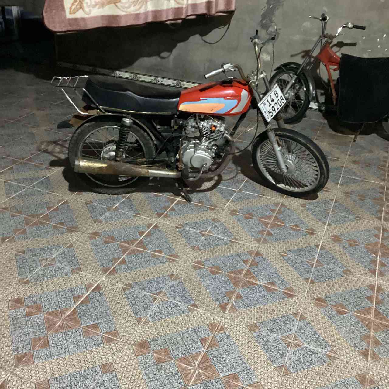 سلام عليكم دراجه رقم وسنويه لل30 تحويل ثاني يوم محرك سيجي نضيف كلش دراجه ما ناقصه شي قراضه موجوده عينه ولايت وصطاب واشاير مكاني بصره كرمه علي   ///سعر 1400 مليون و400 وبيه مجال //// تواصل : ///***********
