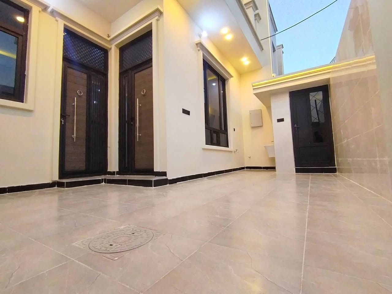 🏡✨ فرصة مميزة لامتلاك دار فخمة في موقع ممتاز
دار للبيع مساحة 150 م²، طابقان، بتصميم عصري وتحفة معمارية، تقع في بعقوبة – تقاطع القدس – دور الزراعة الثانية.
🔹 تتكون من:
4 غرف نوم، صالتين، مطبخ، استقبال، كراج سيارة، مناور، صحيات داخلية وخارجية، وسطحين.
🔹 مواصفات راقية:
واجهة فوم تركي، أبواب قاصة ثقيل وأبواب داخلية تركية، أرضيات بورسلين بنقوش مغربية، جص وبورك فاخر، نظام غاز، نظام سبالت، نظام كاميرات مراقبة، خزان نفط، وجزامة.
🔹 جميع الخدمات متوفرة:
ماء، مجاري، تبليط، وكهرباء.
📄 طابو زراعي – سند 25 رسمي
للجادين والاستفسار أكثر يرجى الاتصال على الأرقام المرفقة أو المراسلة على الخاص.
ابو يوسف *********** 
مكتب الجزيرة لبيع وشراء الأراضي والدور السكنية
نعتذر عن التعامل بالإيجار
