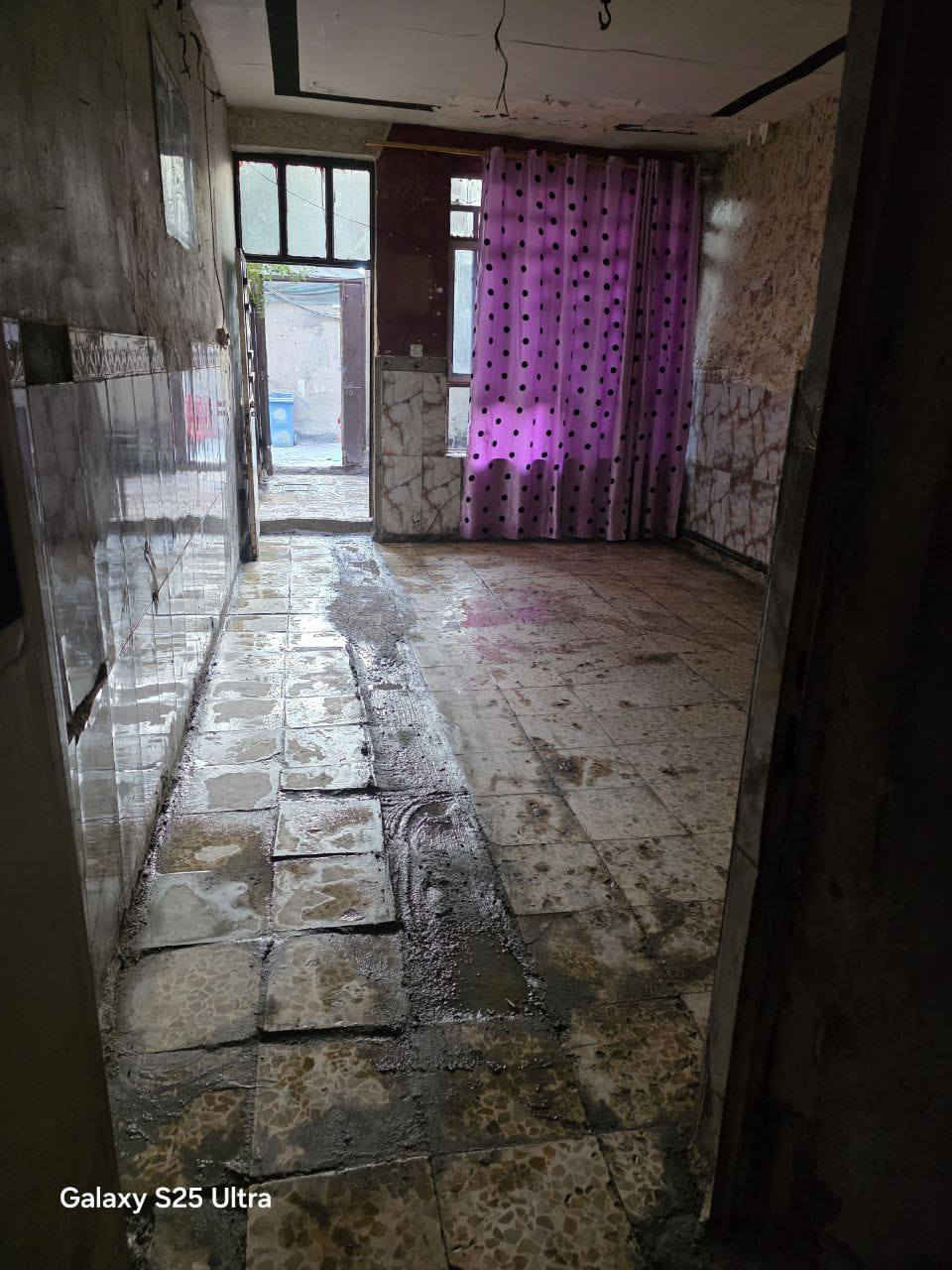 السلام عليكم ورحمه الله وبركاته 
نصف قطعة للايجار طابقين  تحتوي ع ثلاث غرف واستقبال ومطبخ وحمام ... للاستفسار خاص ***********
