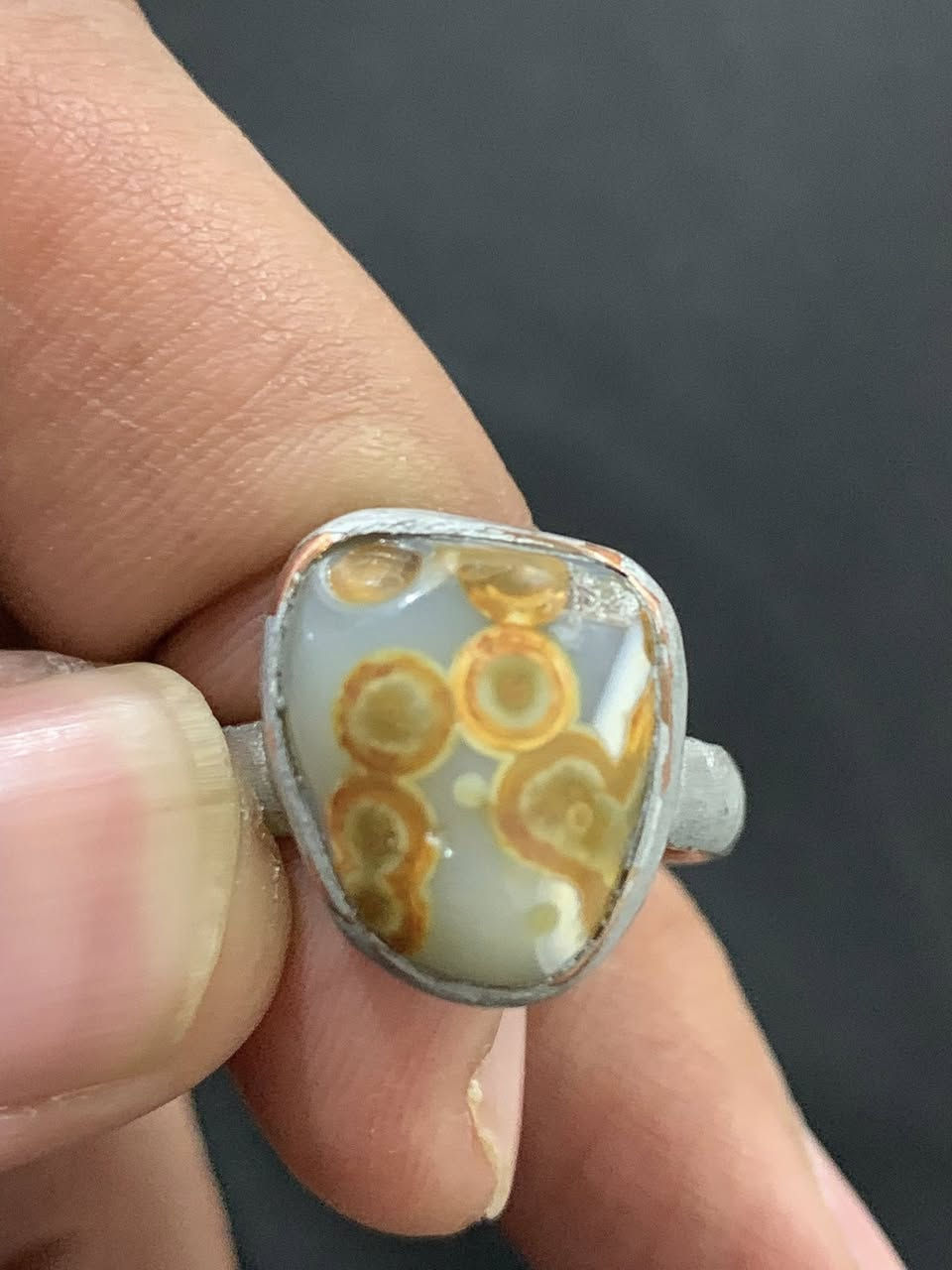 السلام عليكم خاتم سليماني مصور نحلات متباوسات حجره كامله معطف رصاصي اخذته من العتبه من الهديا صياغه نحاس واني صبغته فضي بس يرادله صياغه فضه روحانيه كلش حلوه بي الله يشهد س75وبي مجال المكان بغداد الزعفرانيه الاتصال ***********
