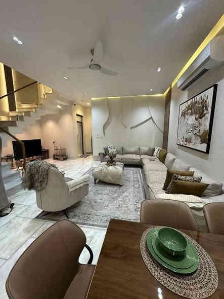 للبيع_في_السيدية
140م_خلف_جامع_الاقصئ 
دار سكني مودرن فول درجة اولى مرمر اعلى المواصفات

مربع الضباط الأقصى 
بناء 2024

الـمـسـاحـة  140  مـتـر   
الواجهة 7م   نزال 20م 

متكون من 3 طوابق ( 4 غرف نوم وصالة وهول ومطبخ وخدمات 3 ولوندري وبيتونة  وحديقة داخلية )
للتواصل ***********
