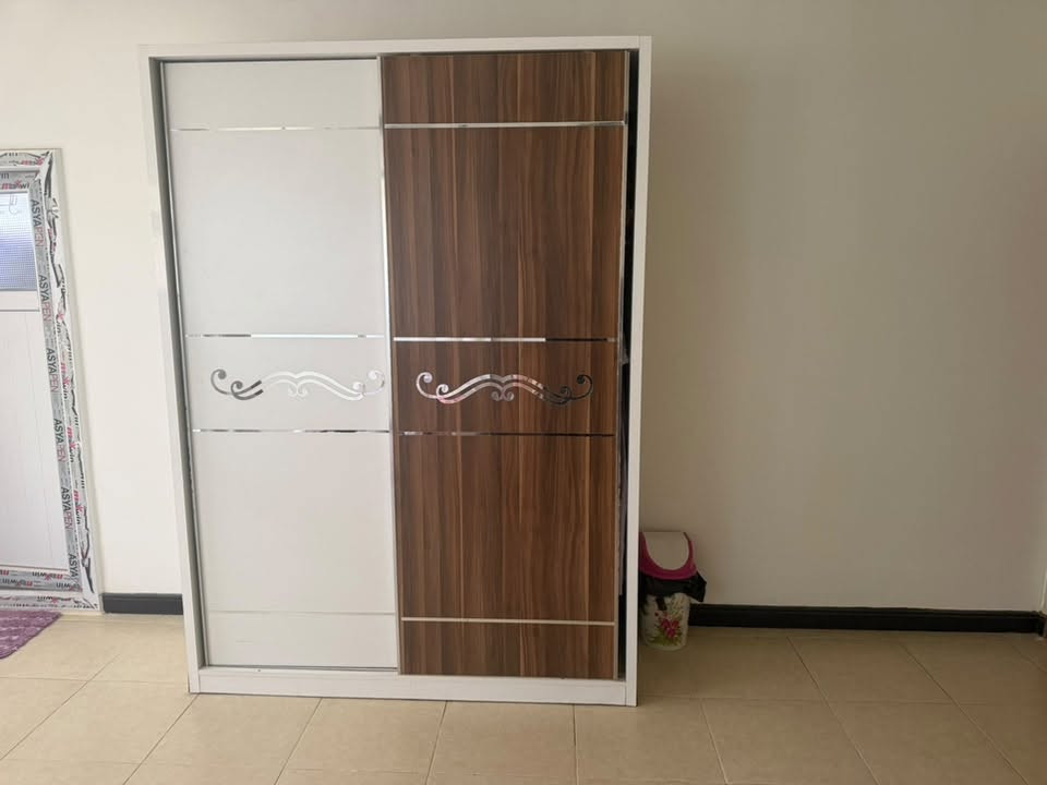 اثاث للبيع. 
درجة اولى بدون أي عيب تجي تشوفه وتأخذه .
البيع كامل الأثاث المعروض ب 500 الف فقط ويجي ويا الكنتور الصاج كومدي صاج عدد 2 هدية .. اللي معروض بالصور الكومدي..
و ويا السرير هم يجي سرير واحد هدية سريرين يصير من نفس النوع ..
للتواصل خاص او عبر الواتساب ..
***********

