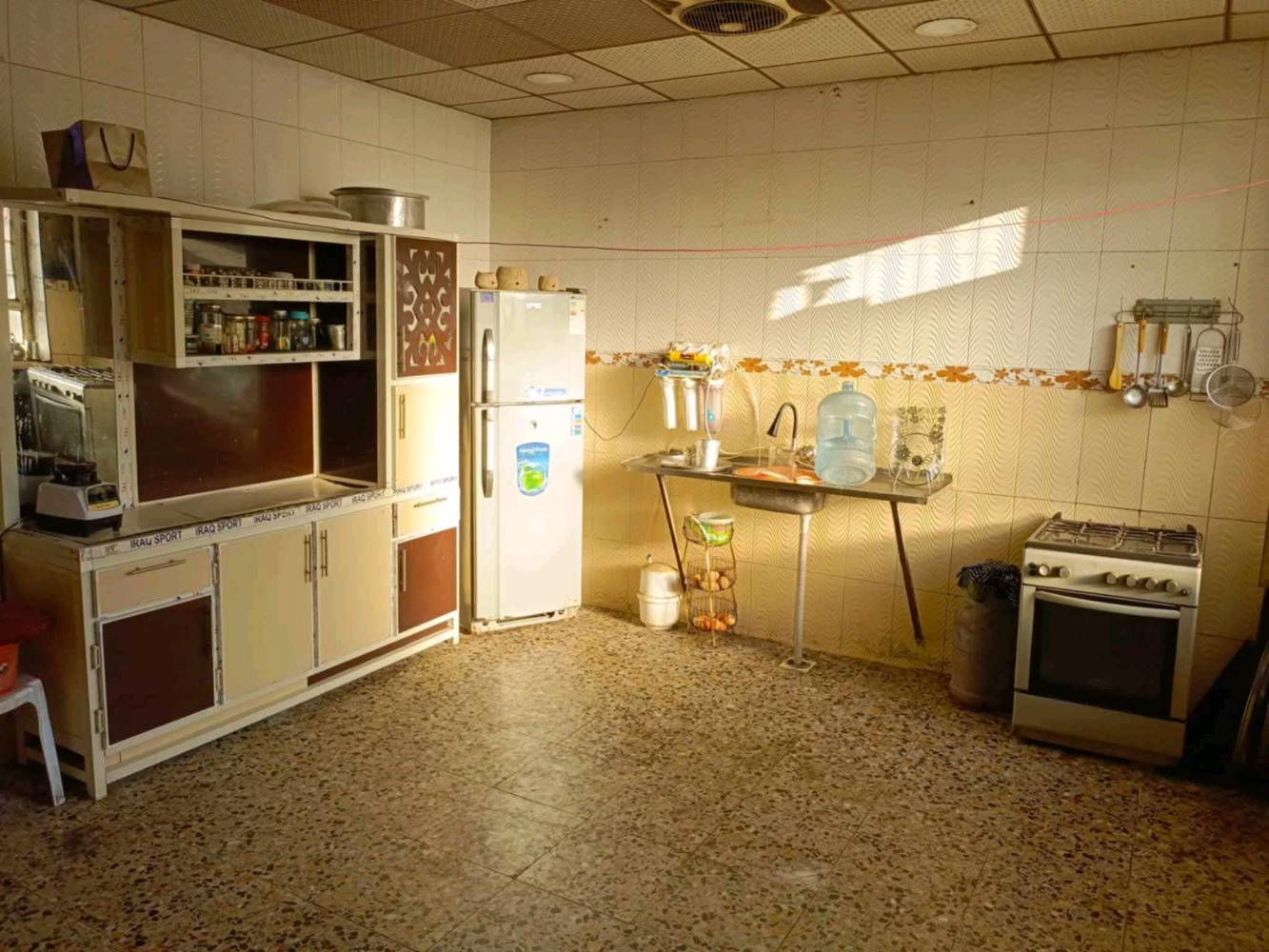 بيت للبيع دوانم شارع ٦٠ قبل السجه شارع أبو طياره
مساحة البيت 240 م واجهة10 ونزال ٢٤ قاط ونص بي ٤غرف سويتات +صاله مطبخ استقبال منور وصحيات
البيت ابيعه كامل وابيعه نص شرگ حسب الطلب
الاتصال ع الرقم ***********