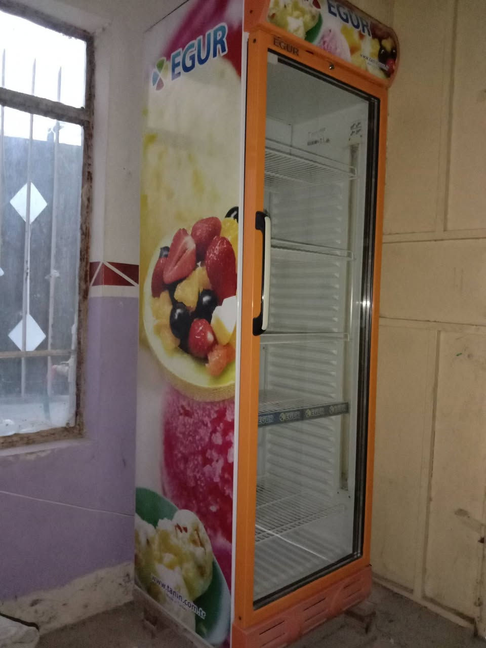 السلام عليكم براد للبيع
أخو الجديد مستعمل قليل تبريد فول 
شرط تبريد 
رسائل أو اتصل على رقم ***********
سعر خاص 
نضافته جدام عينك

