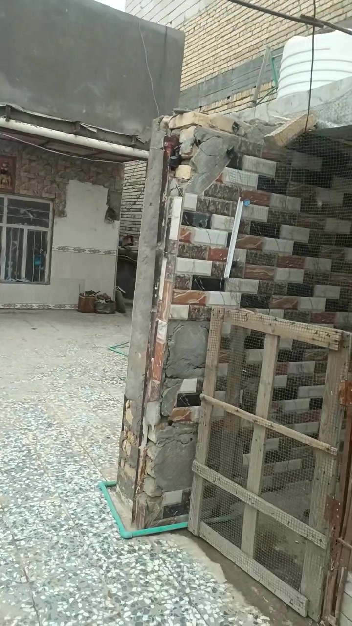 بيت البيع فضليه قريه الزهراء على شارع العام قرب مدرسه الحسن المجتبى بتدائيه متوسطه  يبعد عن مدرس 50 متر  مساحه البيت 300متر يتكون من غرفتين وصاله وغرفه ستقبال ومطبخ وديوانيه وصحيات   ***********
