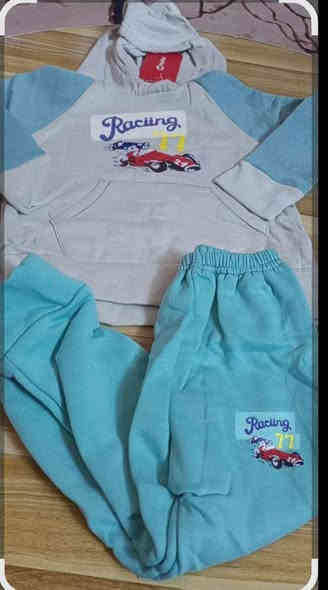 ملابس اطفال شتائي بات بات 
سعر التراك 5الف 
توصيل بغداد ومحافظات 5
الحجز مراسلة الصفحه 
او على رقم واتساب ***********
