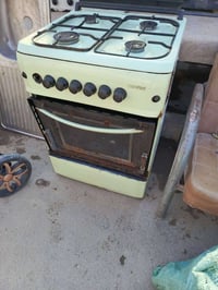 سلاااام عليكم للبيع طباخ ابو اربعه عين ابو الفرن ومع وفرن كهربائي نضيف...