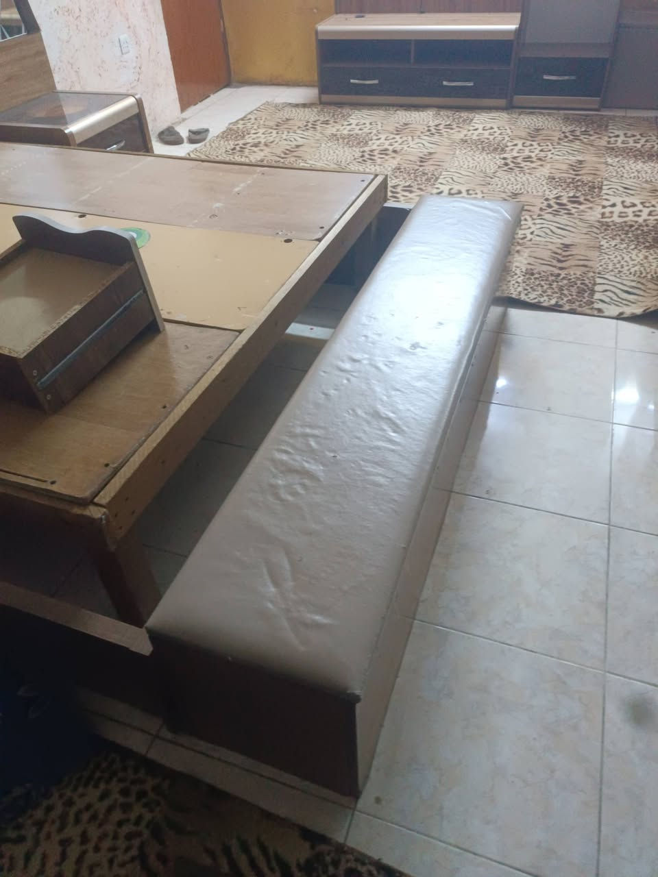 السلام عليكم.. توجد غرفة نوم تركيا 10قطع ظهر ابلوك استخدام قليل مع سرير اطفال واحد للاستفسار الاتصال على الرقم ***********
