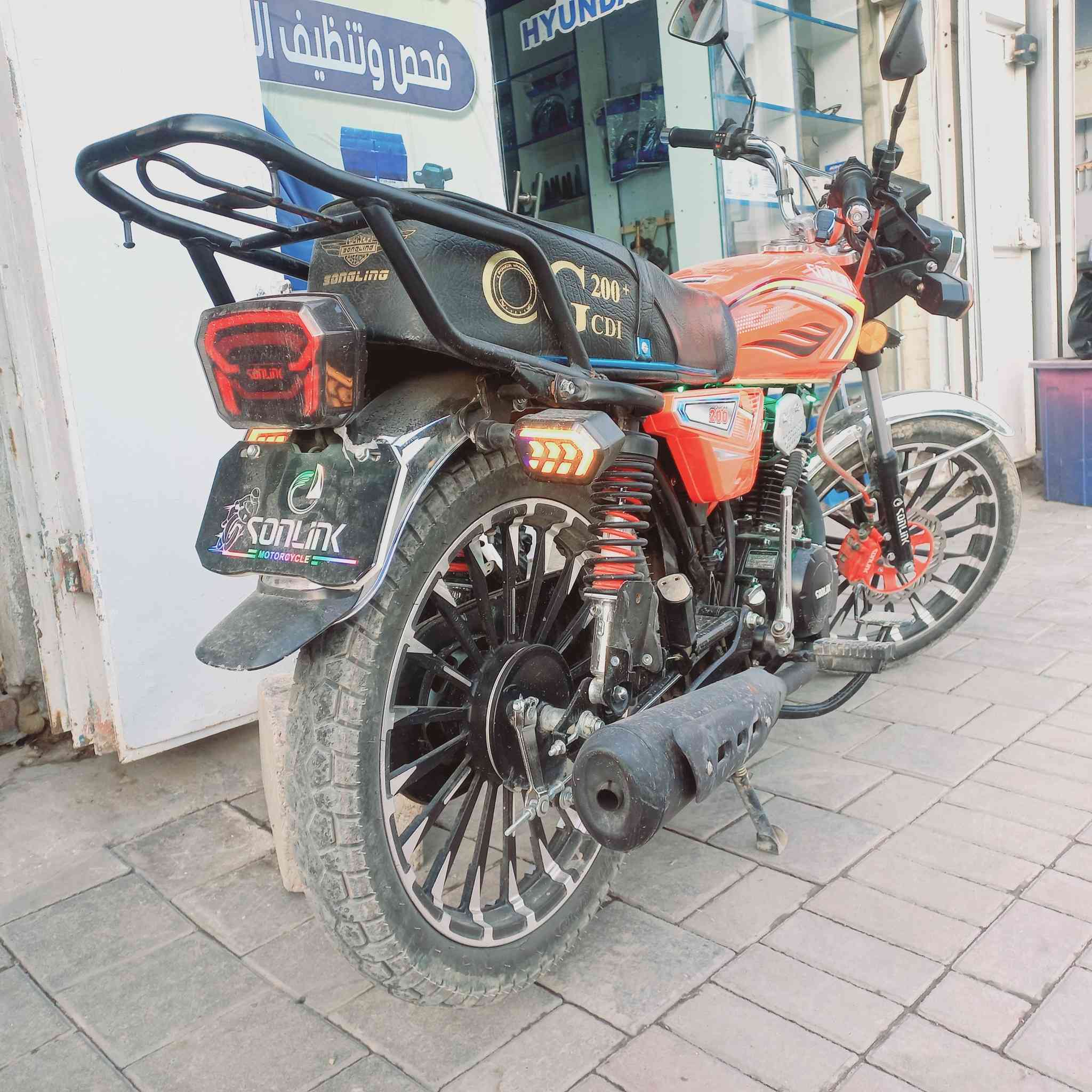 السلام عليكم دراجة سيفان باب لاول موديل 25صالي ٢٥ محرك 200cc يوم من نزلتها عل وضع الشركة نضيفة كلش ماشية ٢ يعني زيرو لون مميز دراجة نضيفة كلش شوفت عينكم بصمة 2 وسويج 2  سعر ٨٥٠ مكاني بغداد الشعب ***********
