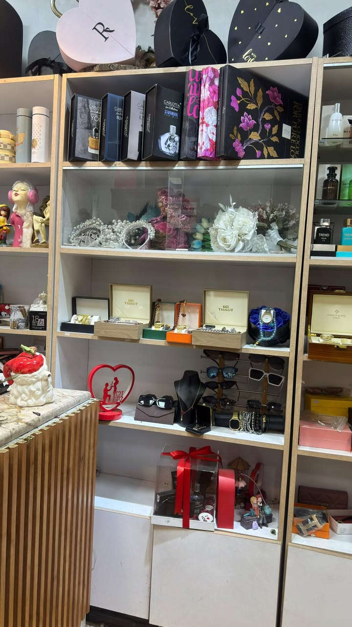 السلام عليكم رفوف MDF عدد4 ارتفاع مترين عرض متر ونص تقريبا جديد استعمال قليل مال محل زهور اريدهم ب350 الف 
للاستفسار ***********  واتسابببببب 
خاص مقفللللل
