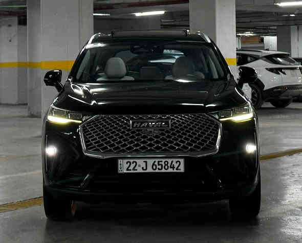 للبيع فقط هافال H6 موديل 2021  فول مواصفات أعلى فئة مكفولة  صيانة شركه نهج العراق 
ماشية : 88 الف كيلو  قابلة للزيادة
⚙️ المواصفات الميكانيكية
 • المحرك: 2.0 لتر تيربو، حوالي 201 حصان
 • ناقل الحركة: أوتوماتيكي مزدوج القابض (DCT) بـ7 سرعات.
 شاشة لمس بقياس 12.3 بوصة.
 • الاتصال: دعم Apple CarPlay وAndroid Auto.
 • الشحن اللاسلكي متوفر لشحن الهواتف الذكية.
 نظام صوتي مميز مع 8 سماعات.
 نظام تكييف هواء أوتوماتيكي مزدوج المناطق.
مقاعد أمامية قابلة للتدفئة والتهوية مع تحكم كهربائي.
فتحة سقف بانورامية
 • الفرملة التلقائية في حالات الطوارئ (AEB)
 • مساعد الحفاظ على المسار
 • مراقبة النقطة العمياء لتنبه السائق 
 • كاميرا رؤية محيطية بزاوية 360 درجة
 • مثبت السرعة 
 • نظام التعرف على إشارات المرور
 • 7 وسائد هوائية لتوفير حماية شاملة.
أي صبغ او ضربة ما بيها الا شخط بسيطة
تايرات وباتري جديد واستخدام بانزين محسن وتبديل الدهن كله وكالة فريز التبريد مبدل وكالة . مالك اول وضمان ١٠٠الف او ٥ سنين
السعر 168$ ورقه مجال بصيط مكاني بغداد العامريه
***********. للاتصال بغداد
