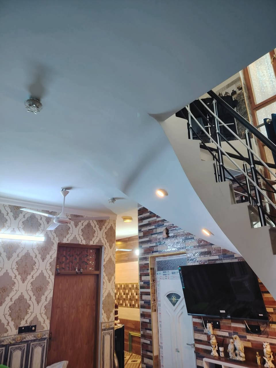 السلام عليكم بيت للبيع بلقمانيات مساحه 125 متر البيت درجه الاوله ملاحضه البيت يرهم على المبادر حسب الاتفاق ***********
