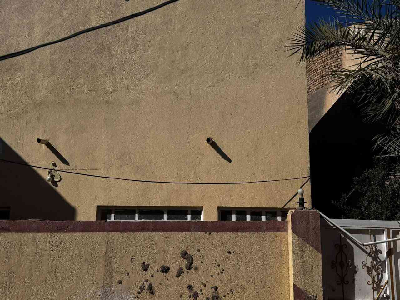 يتوفر بيت للبيع طابو صرف حر
المساحه / ١٤٠ متر
الموقع / خلف المستوصف الثاني  
طابقين 
الطابق الاول 
( غرفه و صاله و مطبخ واستقبال و صحيات) 
الطابق الثاني 
( غرفه و صاله و مطبخ و صحيات) 

بناء طابوك
اساس صب 
بناء نظيف جدا 

#للاستفسار_والتواصل 
***********
