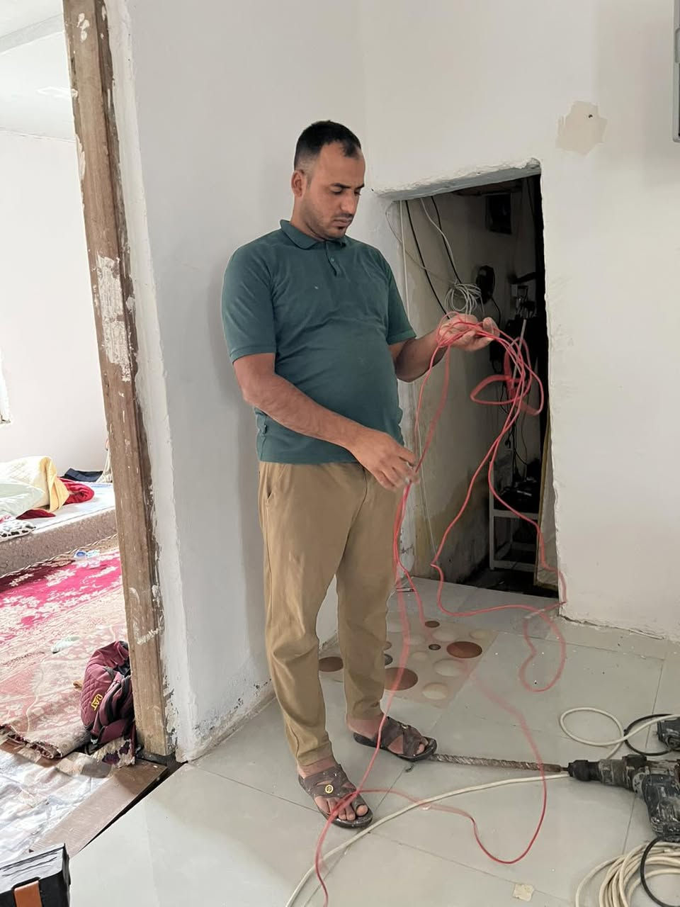 قال الامام علي (عليه السلام ) (ان خير المال ماكسب ثناءا وشكرا وأوجب ثوابا وأجرا). 

 توجهت ((جمعية أبناء الفيحاء الخيرية  ))  الى بيت احد العوائل  المتعففة في قضاء ابي الخصيب  . قامت بتاسيس كهرباء لغرفة وهور ومطبخ وصحيات    . نسال الله ان يتقبل عملنا بأحسن قبوله . جزى الله المحسنين الذين يجودون بأموالهم وانفسهم . لاسعاد وزرع البسمة على وجوه عوائلنا من الشهداء والفقراء والمتعففين . اللهم وفق الجميع . للتبرع والمساهمة الاتصال على الارقام التالية ولكم الاجر والثواب 

***********
‭٠٧٨٢ ٢٣٢ ١٣٢٠‬
