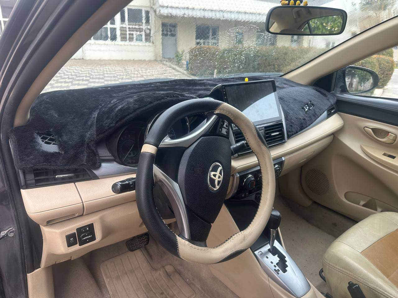 تۆیۆتا یارس ٢٠١٧ فول 
مەکینە گەورەی ناو زەرد
شاشە و کامیرا
بێ سبوخ 
یەك بست تعدیل جاملخی سەیاق
گێر و مەکینە تبرید سارد و گەرم بەشەرت
رەقەم باریك سەنەوی بەسەر چووە
بەناوکردن و وەکالە بەشەرت
نرخ : ١٠٧ مجال
م / *********** أربيل, العراق
