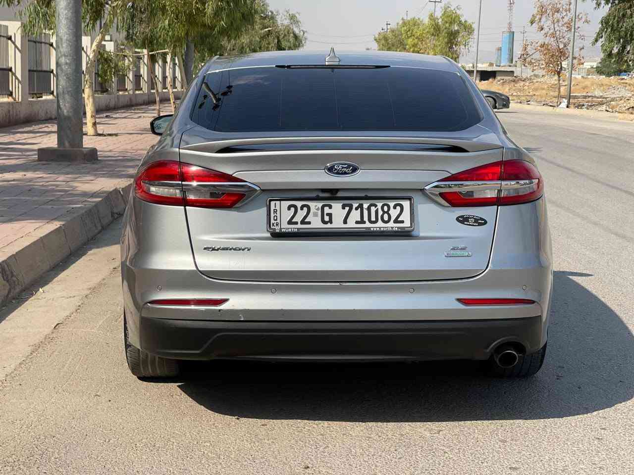 Ford Fusion SE 
مواصەفات SE 
٣ شاشەو شاشە گەورە 
بەسمە 
گیر ماوس 
تحدید سرعە 
خەتی جادە 
ئاوێنە رادار 
Auto hold 
مەکینو ١٤ توربۆ 
تحویل غرامە بە شەرت ٥٠٠ هەزاری لەسەرە لە پاش معامەلە وەردەگریەوە 
سەنەوی ٢٠٢٧ 
دوو پارچە بۆیاغ بێ ژۆرێ ئێرباگ سوکان 
بۆ پەیوەندی 
*********** أربيل, العراق
