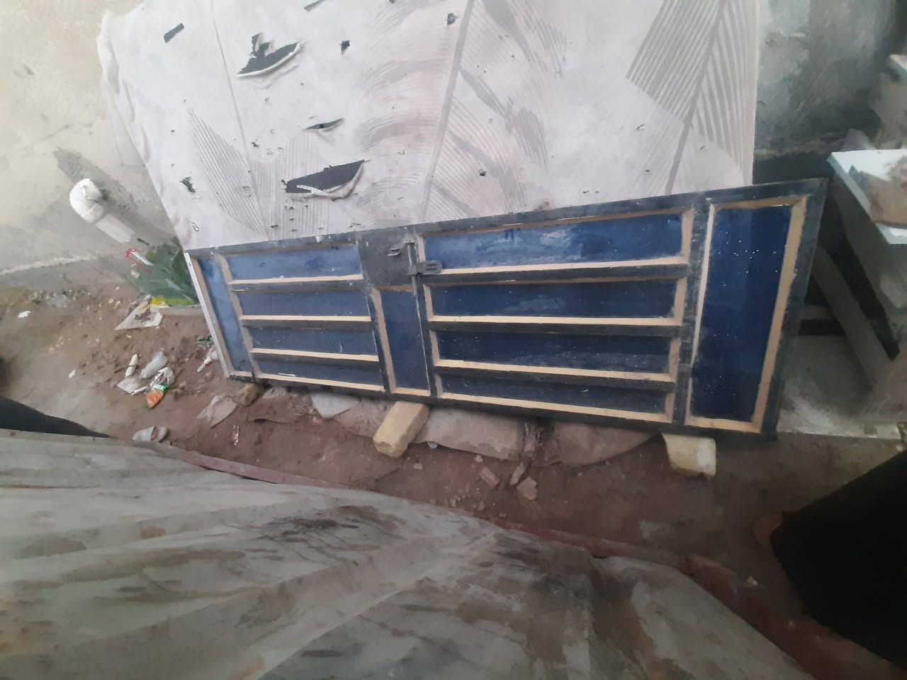 باب حديد ثقيل السعر ٥٠ العنوان الفنجانيه الرقم الهاتف ***********
