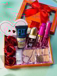 بوكس عيد حب • مكياج ناعم • كارت معايدة