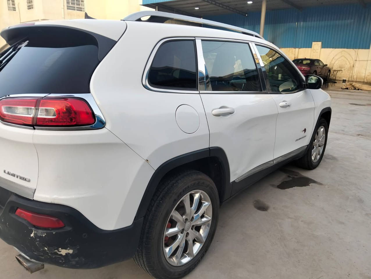 جيب بزون ٢٠١٦ 
السعر : ١١٥  ورقة
حرة رقم بغداد
محرك : ٦ استندر ٣٢٠٠
الموصفات ١/١ فول
بصمة 
جلد 
حساسات 
رادار 
فتحة 
شاشة لمس 
تحكم استيراً
صدر جديد
تخم تاير
تبريد جديد
بيها نصف البنيد مصبوغ + الجاملغ و الباب الخلفي بارد + 
ايربكات طاكة
مكان السيارة/ ميسان - العمارة
رقم  الموبايل/***********
