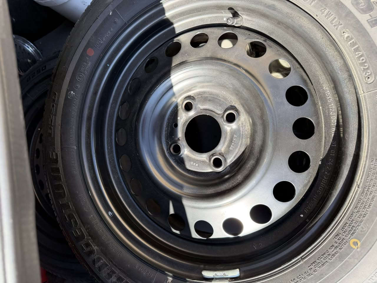 السلام عليكم
عندي زوج تايرات هنه والويل مال سني زيرو حجم ١٥ جديد لك برجيستون ياباني سعرهن ٢٠٠ ألف مكاني بغداد ***********
