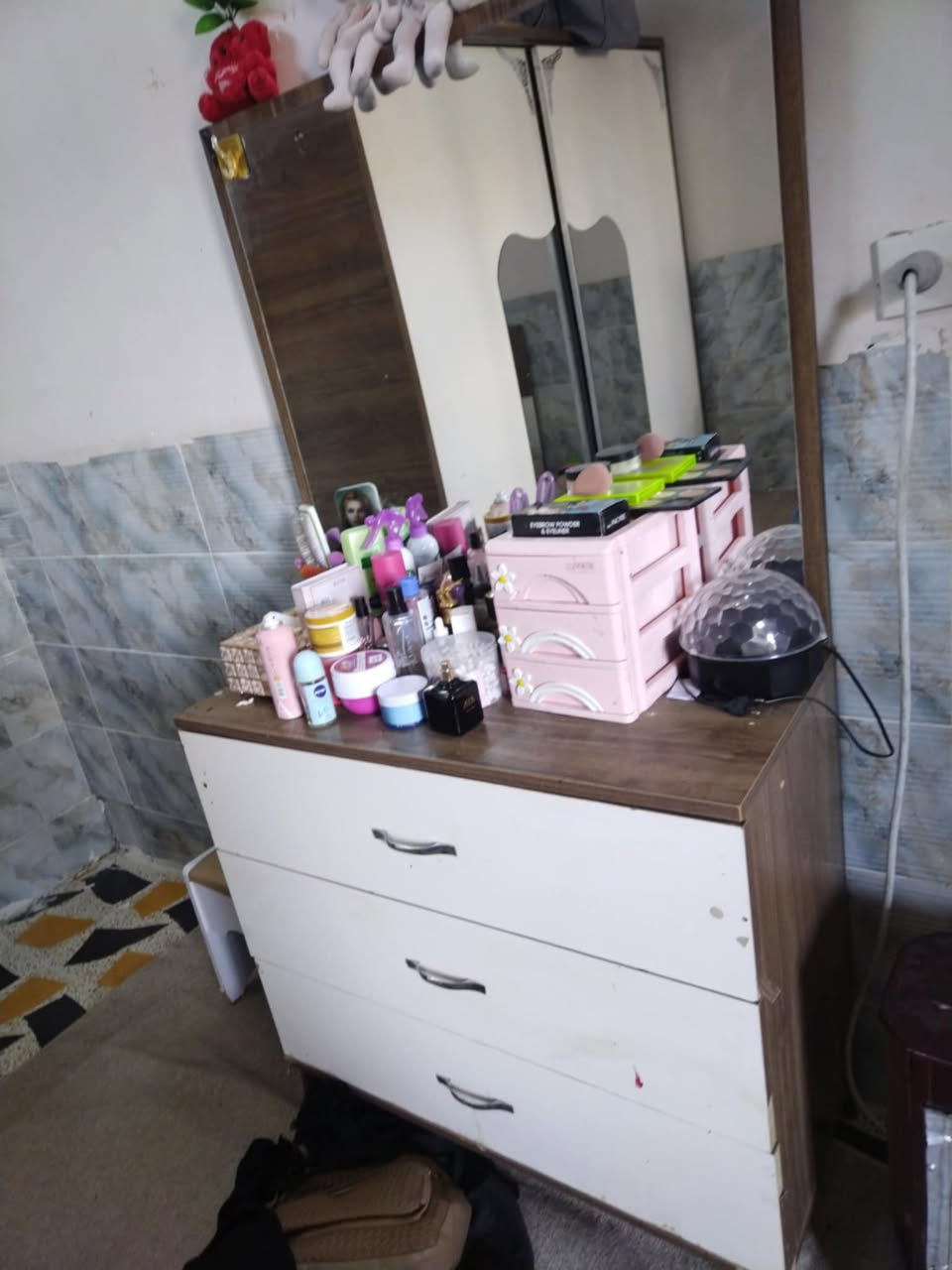 السلام عليكم عندي غرفة نوم وديوان
اثنينهن ب180 الف قفل بدون احراج 
***********
عنواني حي النداء قرب جامع المفرجي
