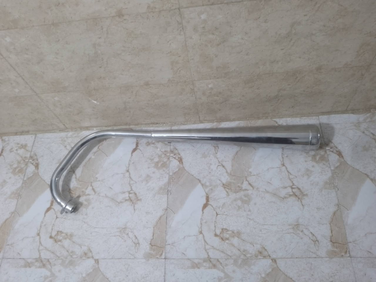 سلام عليكم شباب غراض دراجة نامة كلة جديد بعد ما مشدود تانكي وكشن وكلجات وبنزات صالنصة شركة وقمجي سكليتر وقمجي كلج وبربينات وهاذة رقمي دك علية وبيك خير وتدلل ***********
