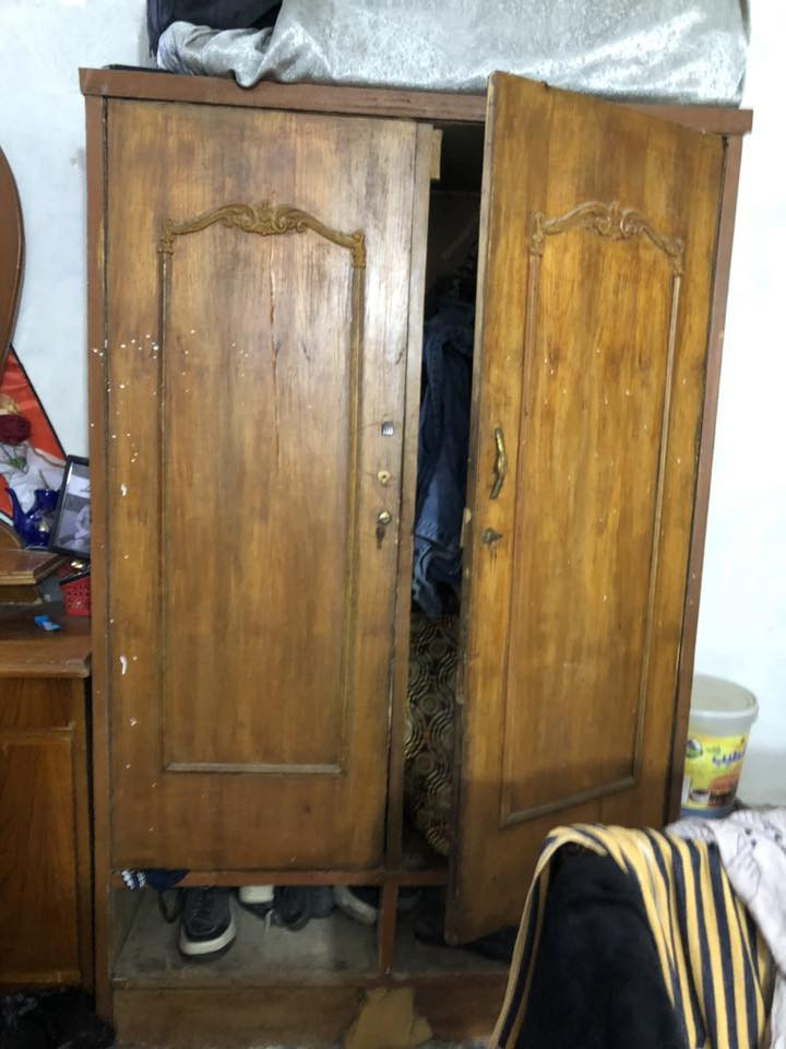 سلام عليكم ميز تواليت و بوفيه و كنتور بابين و كلهن صاج داخلي وخارجي ثكيل بس يحتاجلهن يدات جديده و شويه صبغ كله شغالات بيبان و مابيهن شي رايدهن كلهن بـ ٢٠٠ الف المكان الشعب الجزائر الرقم ***********
