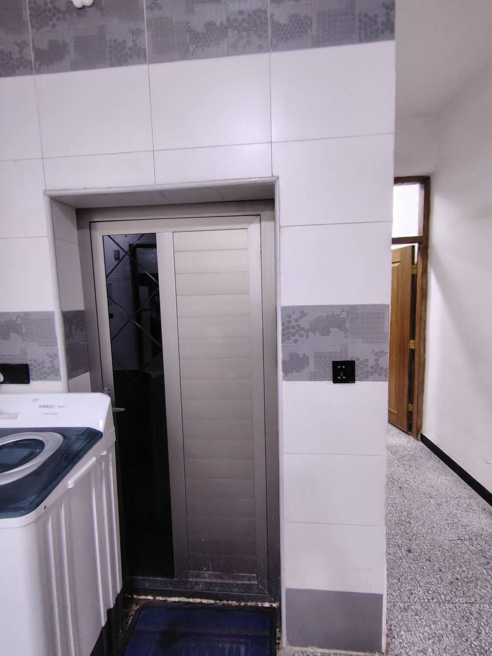 دار للبيع م١٢٠ طابو ملك صرف العنوان جسر ديالى القديم شارع الإطفاء مقابل تربية المدائن بناء جديد للاستفسار التواصل على الرقم *********** واتس أو اتصال
يحتاج الى ترتيب بسيط
