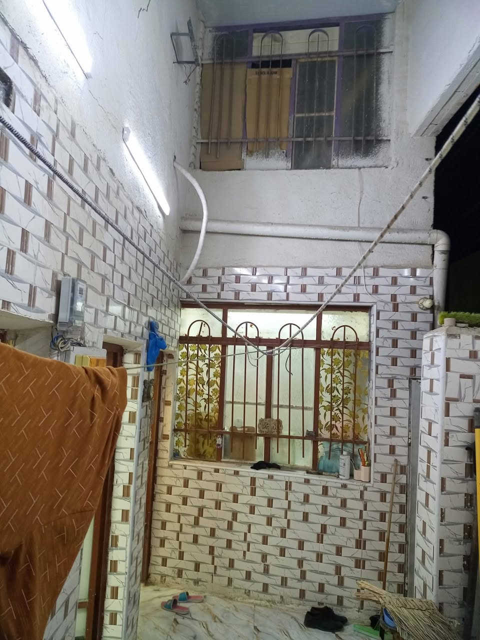 الدار للبيع المساحه 114متر طابو  بناء طابوق السقف صب كونكريت و يتكون من غرف نوم ثنين وستقبال وصاله ومطبخ مجمع صحي خارجي وداخلي وطارمه وممرات داير البيت  الموقع قرب ملعب الرفاعي الكبير مقابيل الباب الرئيسي للملعب أي استفسار الاتصال على الرقم التالي واتساب ***********
