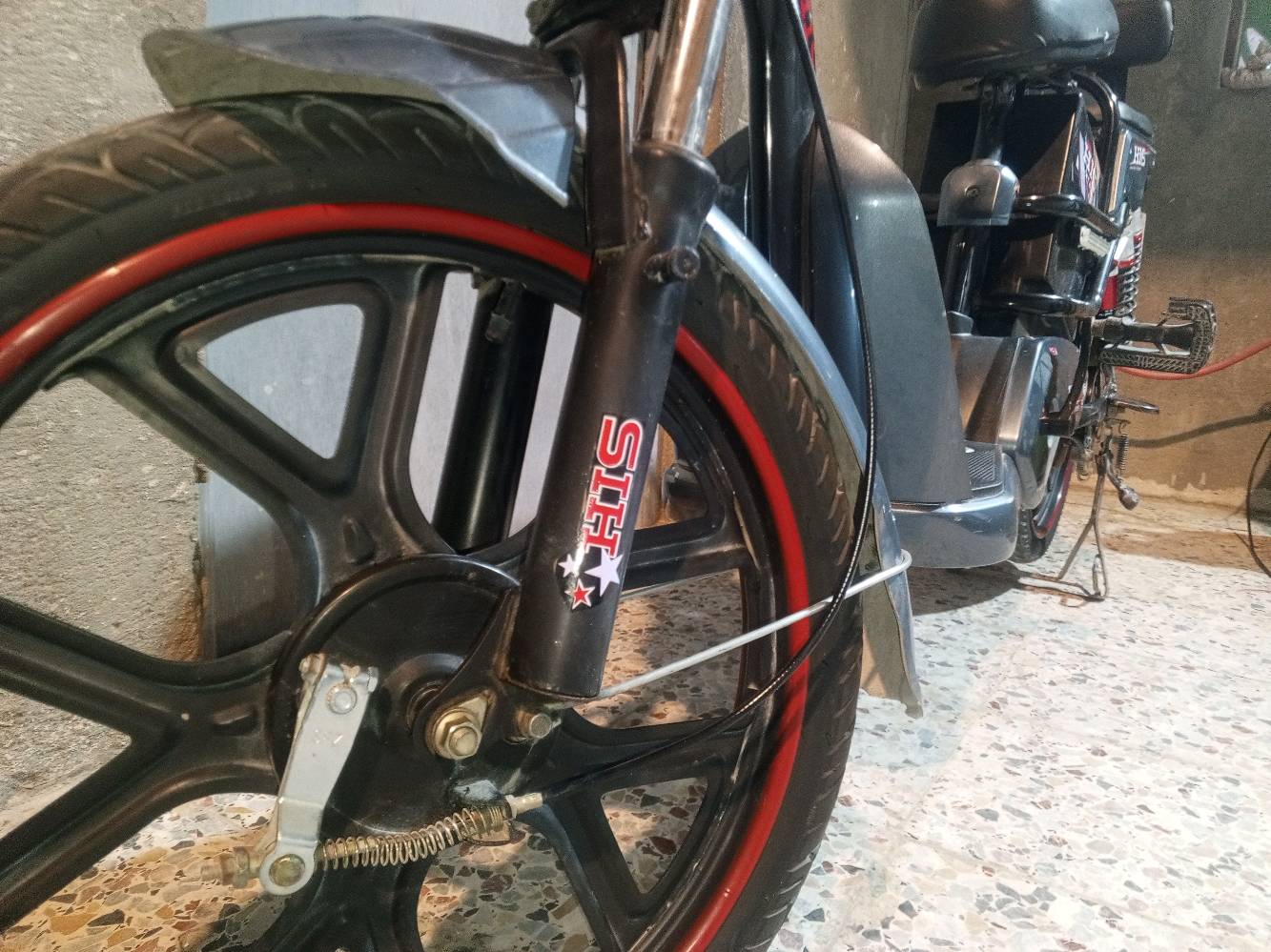 درّاجة كهربائية بحالة جيدة نوفر منها للبيع. مناسبة للتنقل السريع داخل المدينة مع تصميم مريح وعملي. تكدر تستخدمها للذهاب إلى العمل أو الجامعة بكل سهولة، ومزودة ببطاريات قوية تدوم لفترة طويلة.