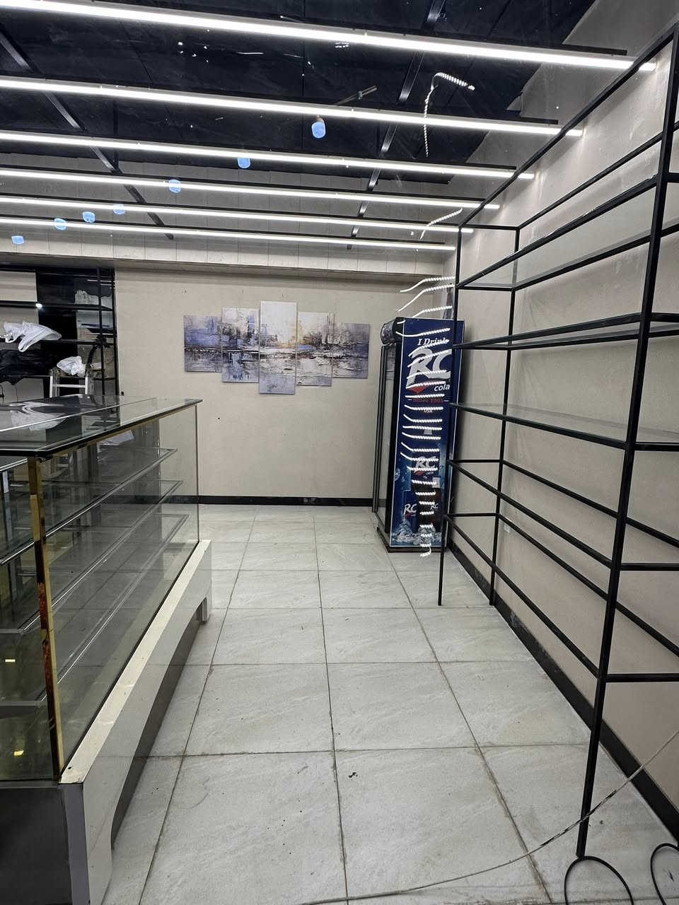 السلام عليكم للبيع محل حلويات ومعجنات
عنوان بغداد تقاطع شارع الضغط قرب شرطه رابعه
مساحه300 متر يحتوي على كوره فرن حجري 
شغله خير من الله ***********
