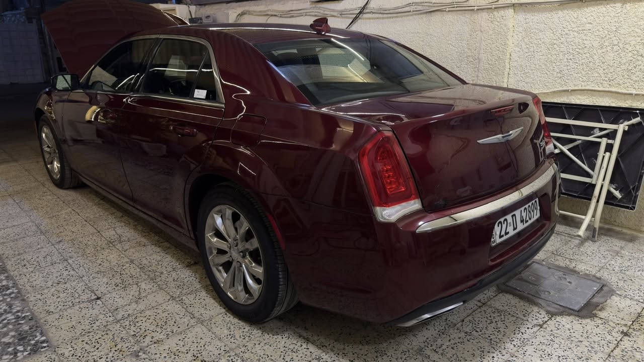 كرايسلر C300 اوباما
مديل 2016 لون كرزي شذرة  
فول موصفات عدا البانوراما دخل جلد اسود بصمة صاج اسود ملكي شاشة Apple CarPlay وليس شاشة عاديه تحكمات ستيرن كامله مقاعد تحكم كهرباء ميموري خزن مقعد و تدفئه بل مقاعد 
كير ماوس طيارة 8 نمره نضام AWD مانع تزحلق كروس مثبت سرعة سستم سماعات Alpine تبريد قطعتين لايت زينون عدسه عالي ناصي 
ويل كروم قياس 18 يدات ابواب و شباك نيكل
بصمات العدد 2 و سبير و عده كامله منازله
محرك 3600 المسافة المقطوعة 88 ميل 
السيارة نضيفة جداً استخدام شخصي جاهزة من كلشي مابيها اي نقص و عليها ادامه كامله 
وارد كندي الضرر جالملغ خلفي ايسر و ربع الجنطة الخلفية بدون ايرباك و دواخل و بل عراق بيها تبديل باب خلفي و صبغ جماليه اثر شخوط السونار مرفق مع المشنور و صور حادث كندا 
رقم شمالي اربيل دولي تحويل مباشر 
السعر 193 و بي مجال 
العنوان بغداد السيدية
 للتواصل ‭0783 893 6707‬
وتساب ***********
