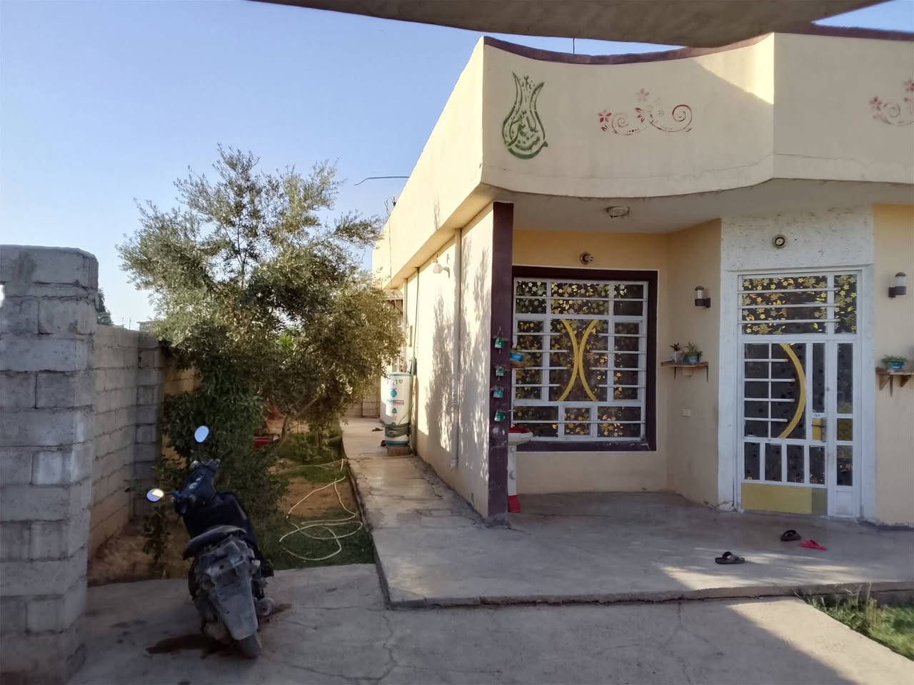 بيت للبيع قرب نهر الصب مقابيل حي الشهداء مساحة 300متر بسعر مناسب للتواصل على مكان دلي عباس رقم ***********
