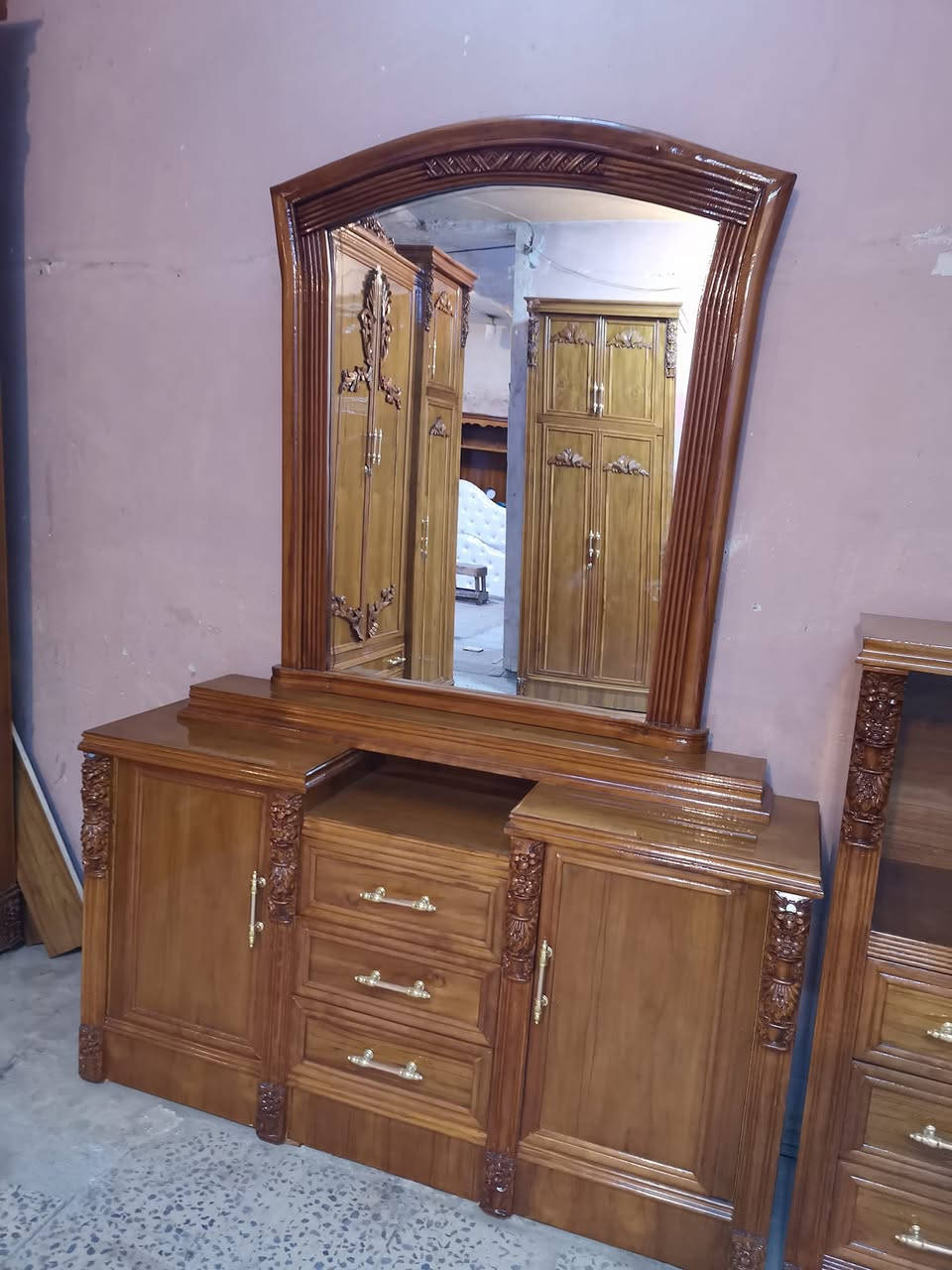 صاج داخل وخارج جديده غير مستعمل النقش زان مصري شغل ثقيل وتزكام  للحجز والاستفسار علئ الرقم او واتساب *********** بغداد السيديه حي الاعلام شارع قطر الندئ
