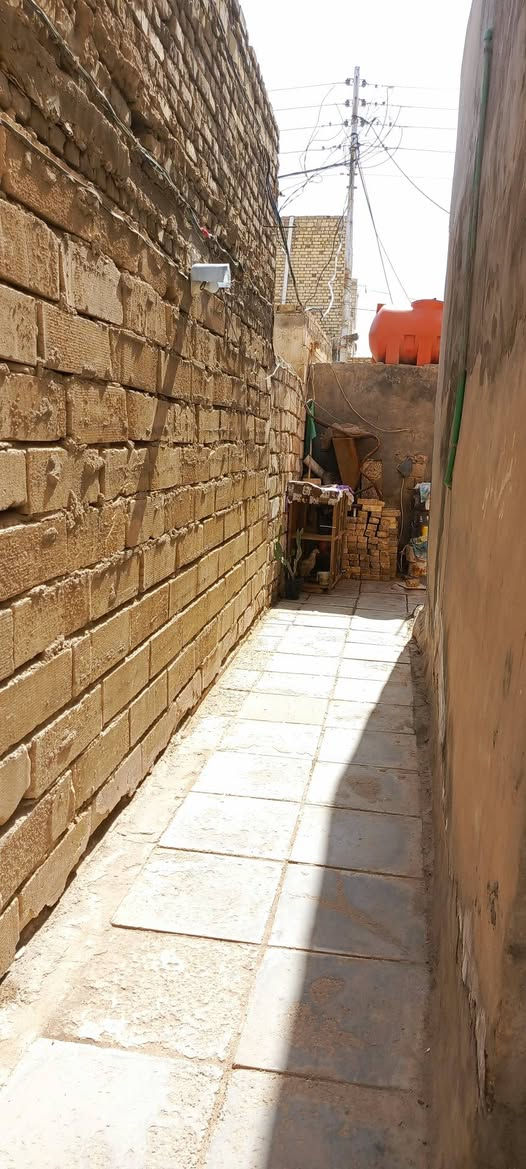 السلام عليكم  
بيت خلفي طابو مشترك باسمي احوله رأساً 80 متر بالطابو واقع حال اكثر من 90م بناء مكون من غرفتين ومطبخ وساحه كبيره تصلح صاله هول وحمامات العنوان سوق الشيوخ شارع موكب العقيله اول فرع من تنزل من جهة الصوره رابع بيت عن الشارع سعر 46 وبي مجال للشراي الاخلاء خلال فتره قصيره
واتساب ***********
