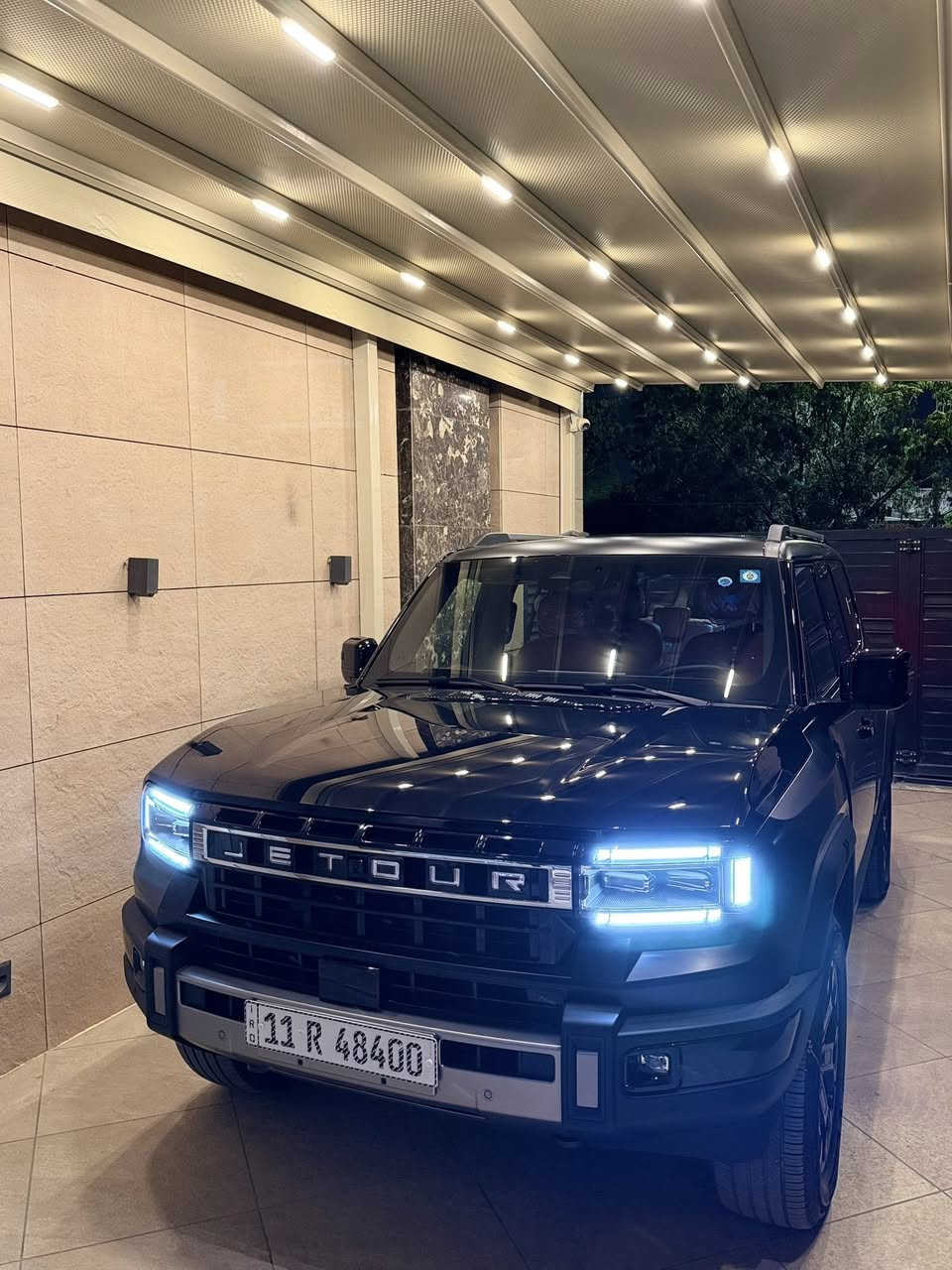 سلام عليكم جيتور G700 فئة premium PHEV
مقاعد امامية كهرباء
مقاعد خلفية كهرباء
* تهوية (تبريد) للمقاعد الأمامية.
* مساج للمقاعد الأمامية.
* مساج للمقاعد الخلفية.
* حفظ وضعية المقاعد (Memory).
* تكييف أوتوماتيكي ثلاثي المناطق.
* نظام تعطير للمقصورة.
* شاحن لاسلكي سريع.
* شاشة عدادات رقمية كاملة.
* شاشة وسطية كبيرة.
* تحكم صوتي ذكي لأربع مناطق داخل السيارة.
* Apple CarPlay و Android Auto
* نظام صوت Lexicon بـ 18 سماعة.  
* مصابيح LED Matrix.
* إضاءة ترحيبية.
* باب جنطة شفط 
* تشغيل عن بعد.
* كاميرات 360 درجة.
* شاسيه شفاف لمشاهدة ما تحت السيارة.
* دفع رباعي ذكي.
* أوضاع قيادة متعددة (ثلج، رمل، طين، صخور وغيرها). 
* مثبت سرعة راداري ACC.
* المحافظة على المسار.
* تحذير الخروج عن المسار.
* فرملة طوارئ أوتوماتيكية.
* مراقبة النقطة العمياء.
* تحذير حركة المرور الخلفية.
* مساعد الازدحام المروري.
* جكات سيارة

سعر 75000000 ميلون عراقي 
مكاني بغداد زيونة ***********
