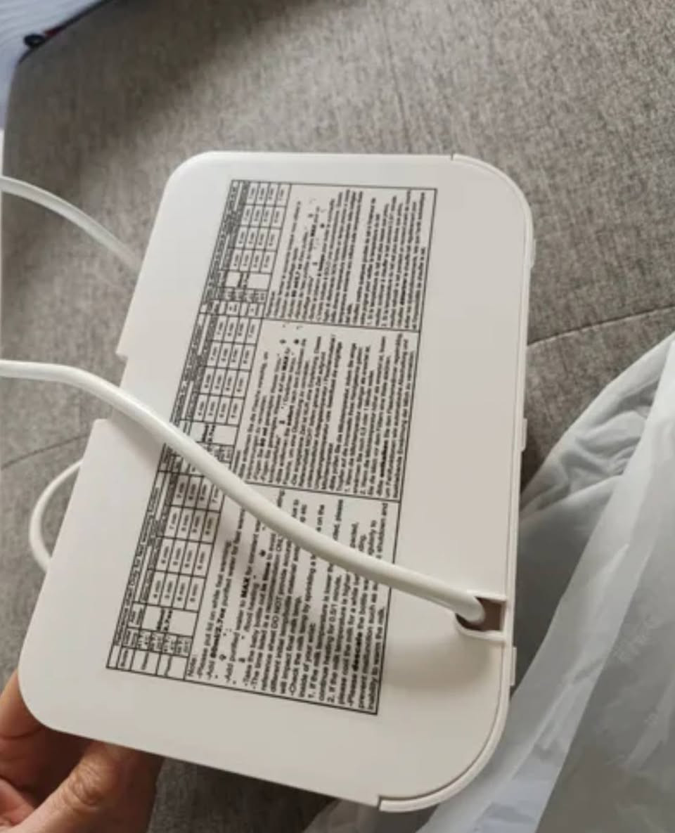 هذا الجهاز هو جهاز تسخين رضاعات الأطفال وتعقيمها من العلامة التجارية Grownsy. يُستخدم الجهاز لتسخين الحليب والأطعمة المخصصة للأطفال، بالإضافة إلى وظيفة التعقيم. 
الوظائف والمميزات الرئيسية:
تسخين الحليب (Milk Warming): تتوفر خيارات مسبقة الإعداد لسعات مختلفة من الحليب تشمل (60-120 مل)، (120-180 مل)، وأكثر من 180 مل.
التسخين المستمر (24H): ميزة الحفاظ على درجة حرارة الحليب لمدة تصل إلى 24 ساعة.
تسخين الطعام (Food Heating): مخصص لتسخين وجبات الأطفال الصغيرة.
التعقيم السريع (Fast & Sterilize): وظيفة مخصصة لتعقيم الرضاعات والملحقات بسرعة.
واجهة التحكم: يتضمن شاشة رقمية لعرض الإعدادات وأزرار للتحكم (زيادة/نقصان وزر التشغيل). بغداد, العراق


**إذا كنت صاحب هذا الإعلان وتريد حذفه لأي سبب، رجاءا أرسل رسالة إلى الدعم الفني**