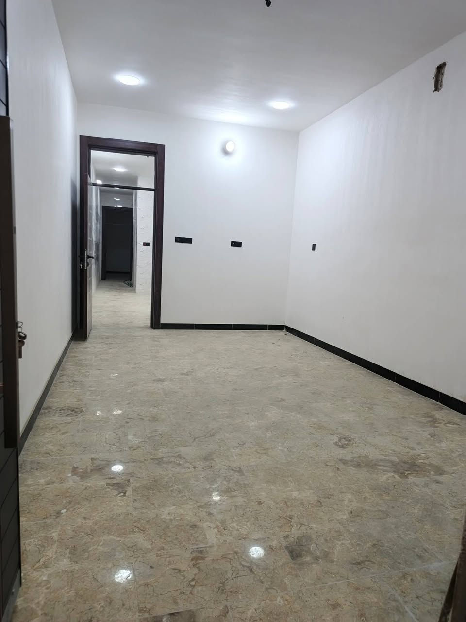 بيت البيع مساحة ١٠٠متر مدخلين ٣نوم وصاله ومطبخ وخدمات بناء أول حصرياً  لاتصال ***********
