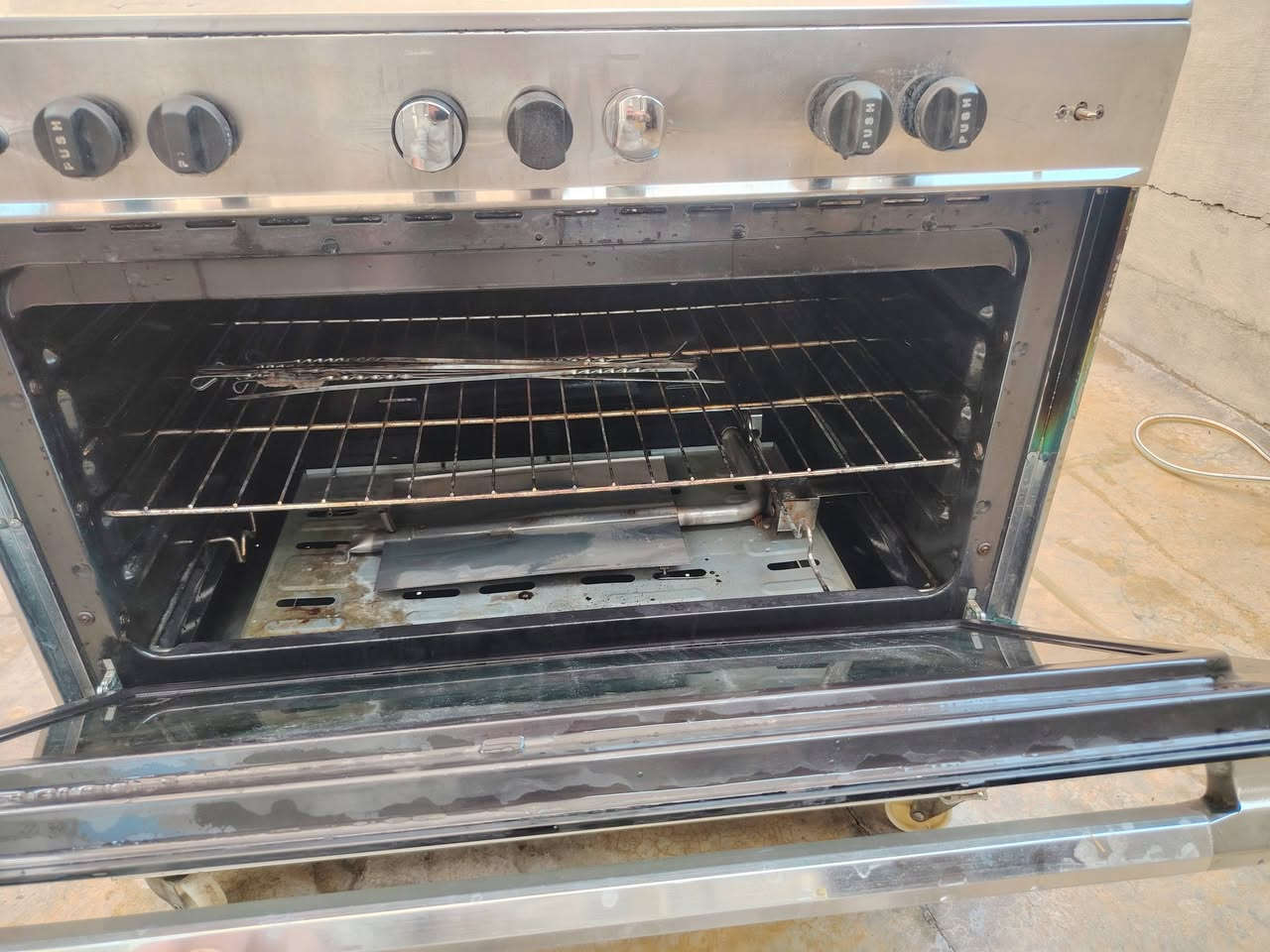 طباخ لبيع شغال شرط) ***********)
