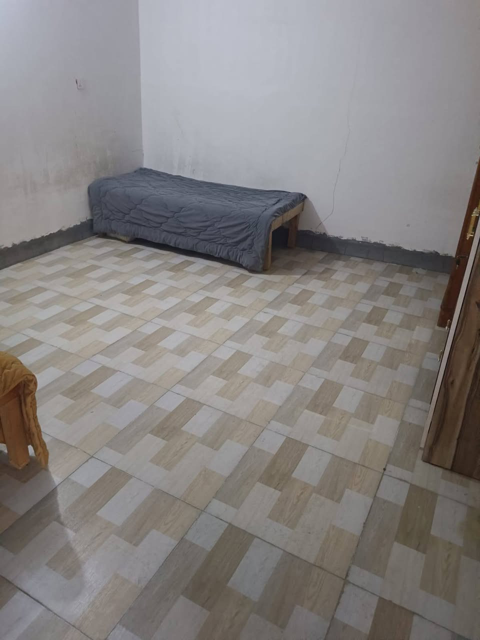 دار للبيع في قضاء الكوفة المقدسة منطقة الرشادية قريب على شارع السكة مساحته (١٠٠) متر طابقين يحتوي على أربع غرف (٢) في الطابق الارضي و(٢) في الطابق العلوي مع صالة واستقبال .. للاستفسار التواصل على الخاص او على الرقم التالي ***********
