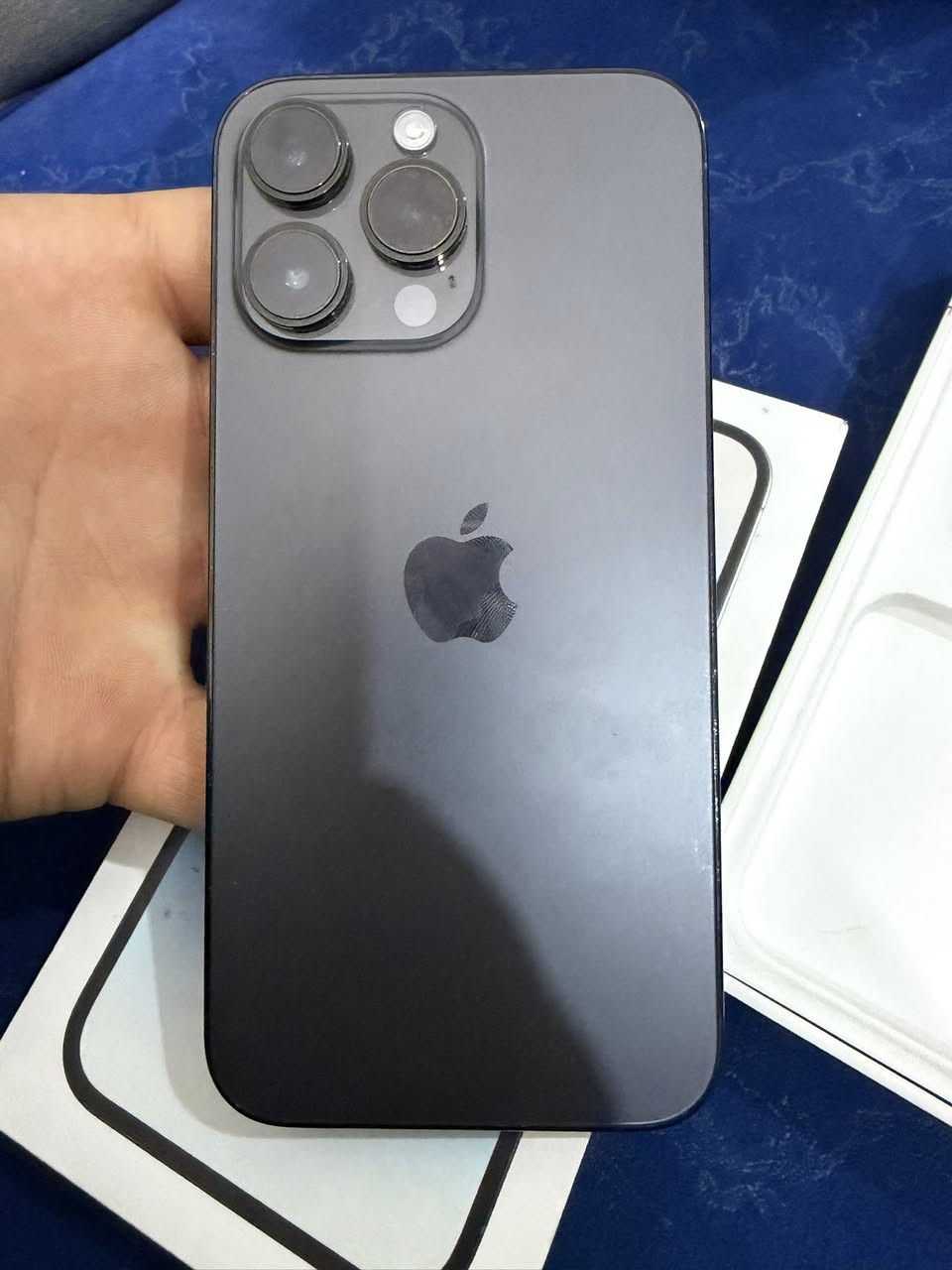 السلام عليكم،ايفون 14 pro Max ￼للبيع، التلفون ماستر اخذته من ￼ bubble￼￼ store اول ما نزل كارتون وكلشي وكاله مال ابل،￼ شرق اوسط بطاريه 83، 256 گيگا بايت بس الحواف مشخطه قليل بسبب الكفر بي حواف السعر 850الف🔥***********
