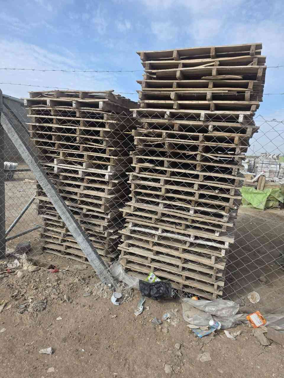 السلام عليكم
 للبيع سكيبات خشب في محافظةالديوانيه فعلى الراغبين بالشراء الاتصال 
***********
