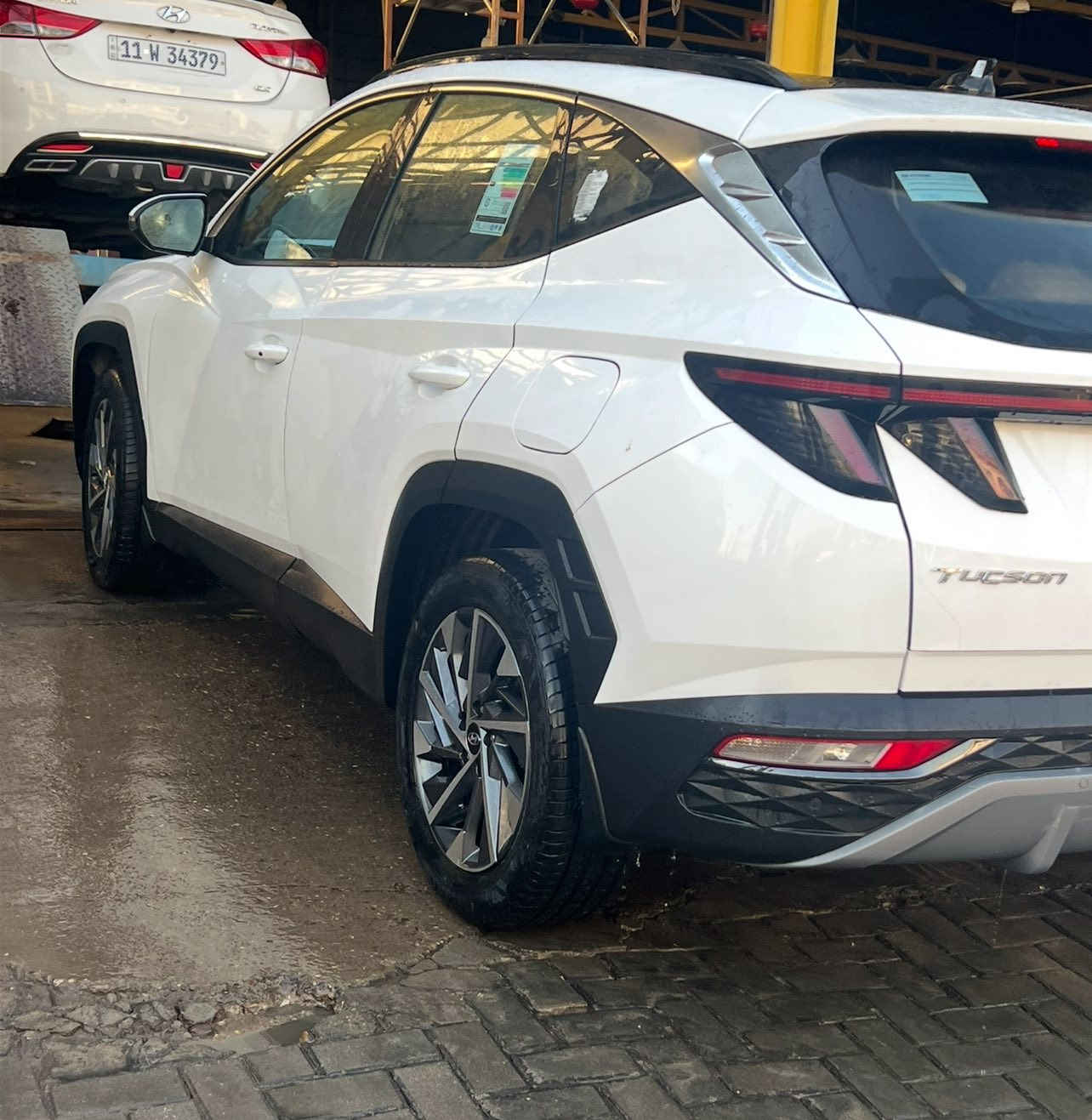 توسان 24 خليجي استلام شركة الاولى وبعدها بضمان الشركة فول الفول وبانوراما ماشية 44 الف رقم بغداد الانكليزي سنوية لغاية 2029 وهزة جديده بيها تبديل باب السايق اثر حادث ستوته وصبغ ربع باب الخلف السايق وشبر من الصندوق بدون ايرباك وكل شي مذكور بالسونار السيارة جديدة بمعنى الكلمة السعر 215 وبيها مجال بسيط حك الجيه فقط *********** واتس اب فقط 
بغداد الدوره شارع المصافي
